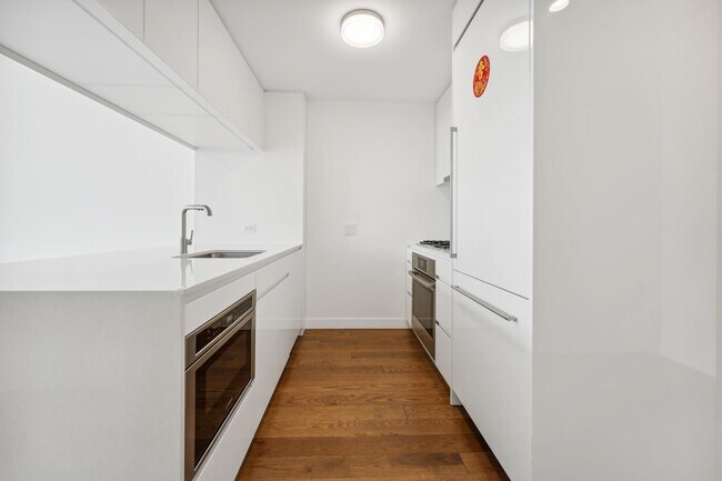 Building Photo - 99 Hudson St