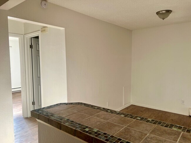 Building Photo - 1 bed Condo Available in SouthWest Denver! Top Floor!