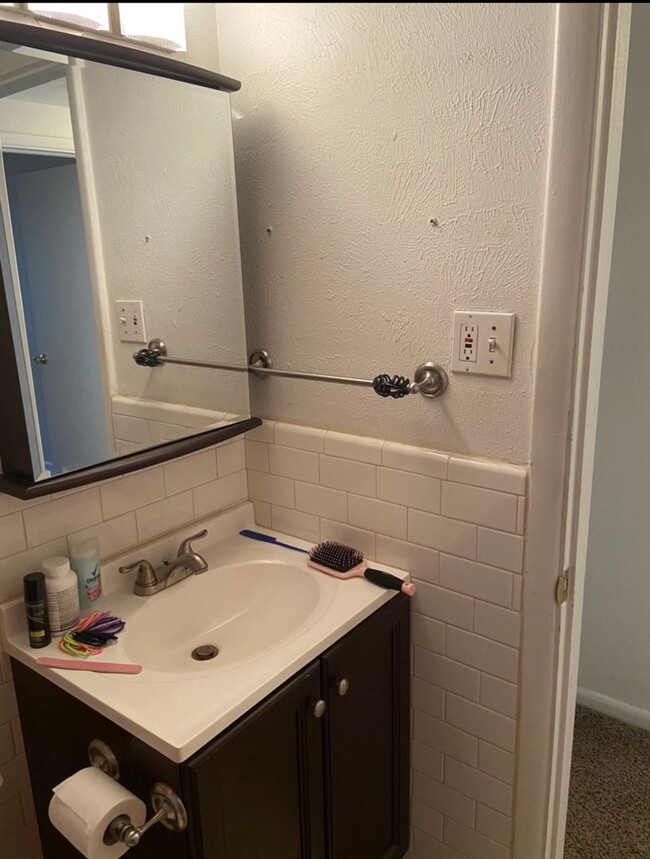 Building Photo - Available April 1 - 1 Bed/1 Bath Lindsley ...