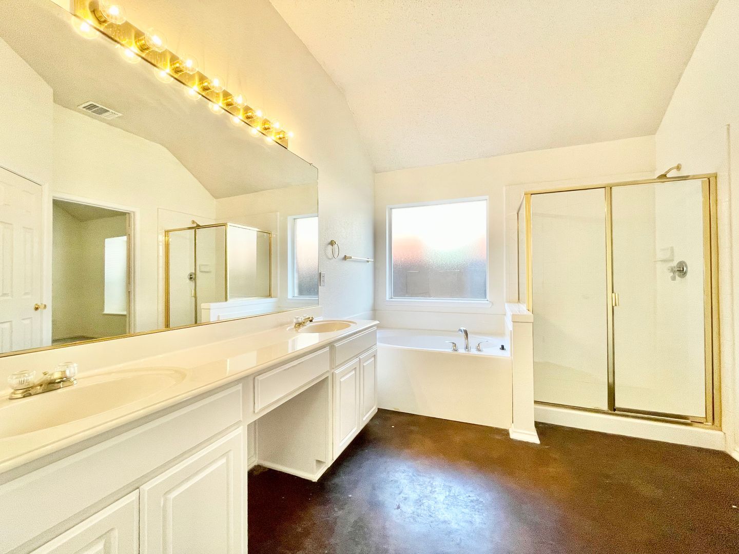 Building Photo - 9711 Saddle Dr