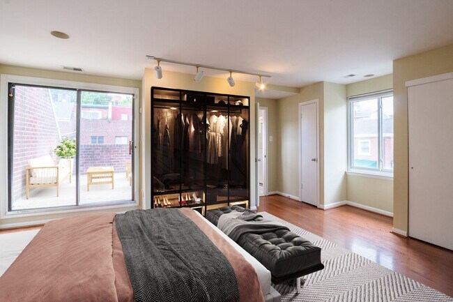 Building Photo - Beautiful Three Bedroom in Washington Square West