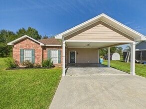 Building Photo - NEW ON MARKET! BREAUX BRIDGE LOCATION