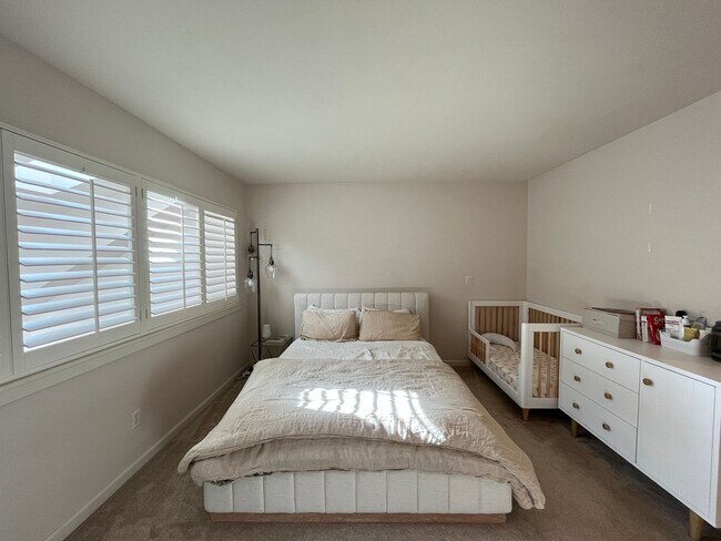 Building Photo - Incredible Forrest Park Townhome!! 2 bedroom, 2 bath, HUGE attached Garage!