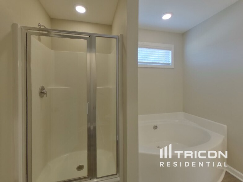 Building Photo - 211 Savannah Hills Dr