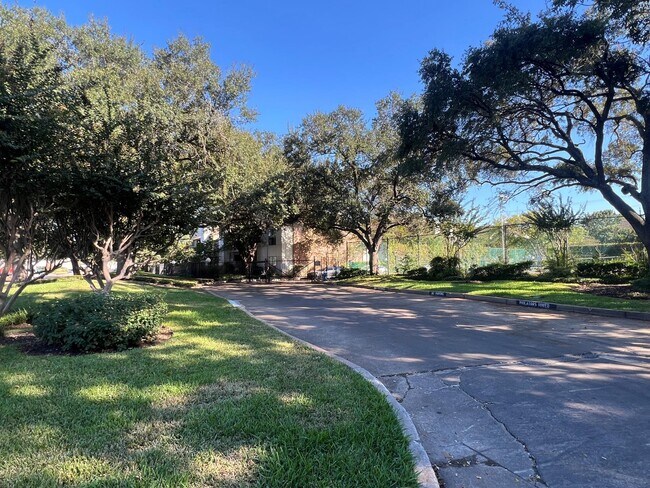 Building Photo - 10051 Westpark Dr