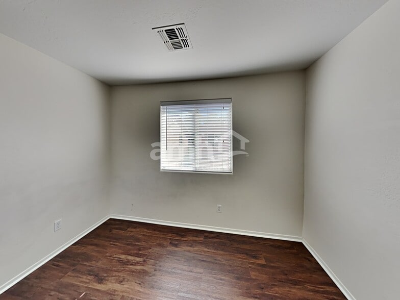 Building Photo - 10131 E Isleta Ave