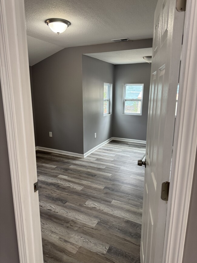 Building Photo - 2021 Sunset Dr