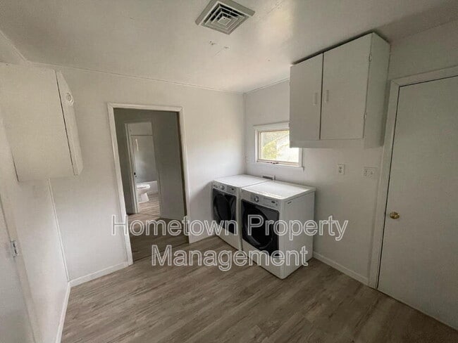 Building Photo - 272 River Rd