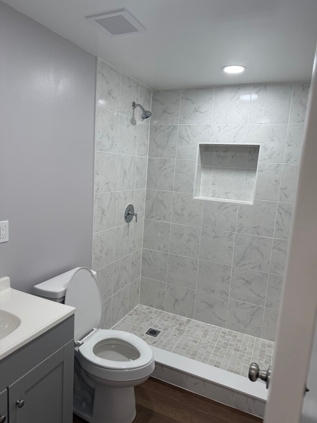 Building Photo - 214 N Poplar St