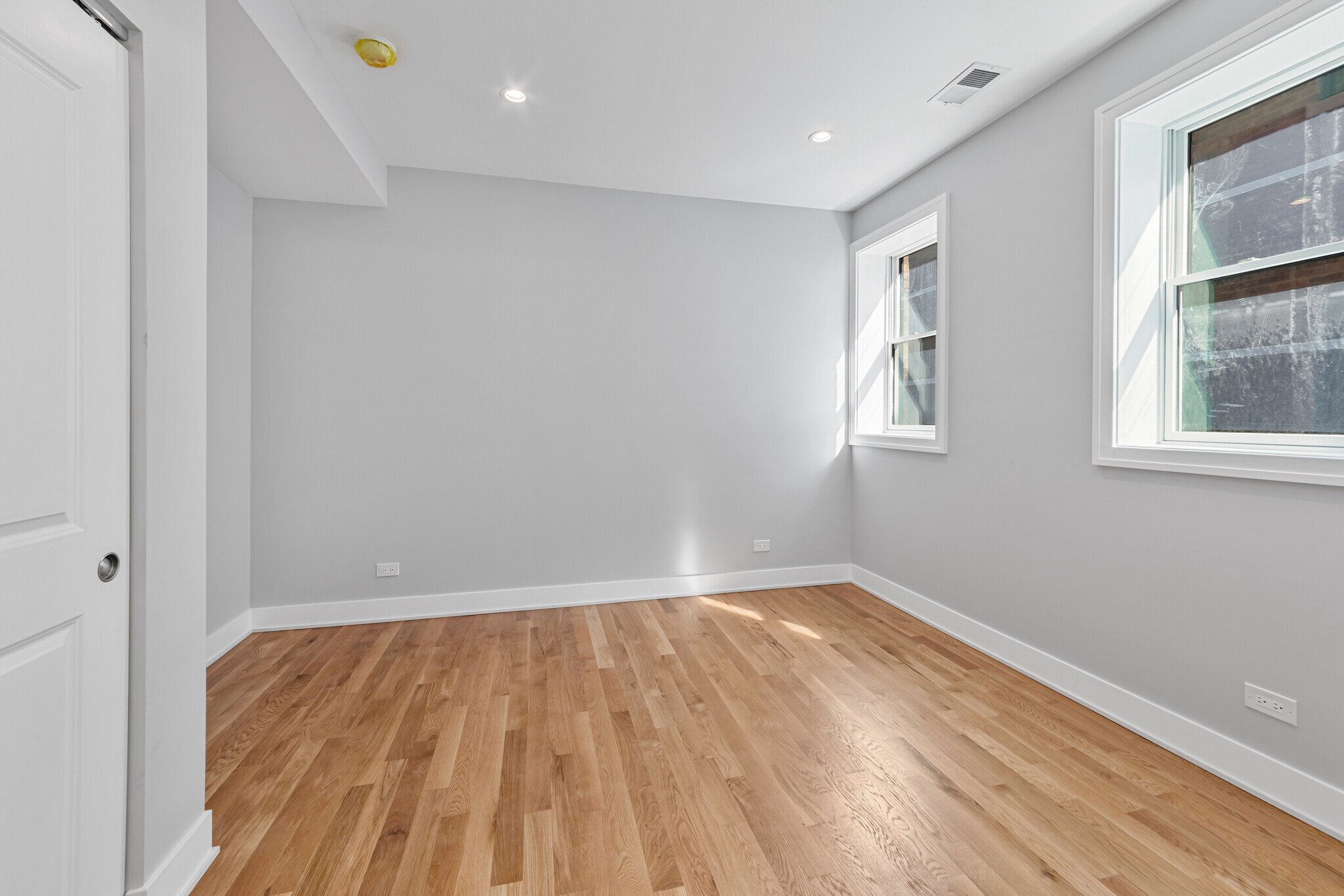 Building Photo - 935 W Winona St