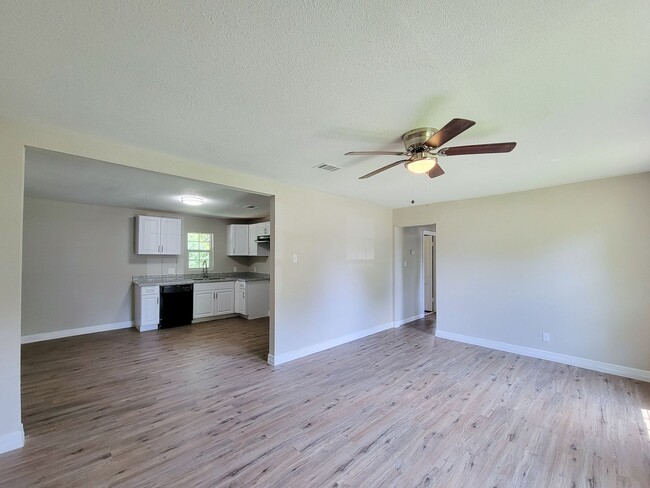 Building Photo - RECENTLY REMODELED 3 BEDROOM LEASE HOME