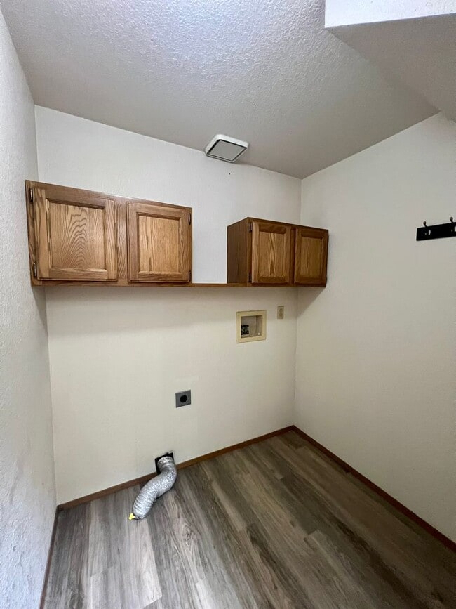 Building Photo - PENDING APPLICATION; New Paint & New Floor...