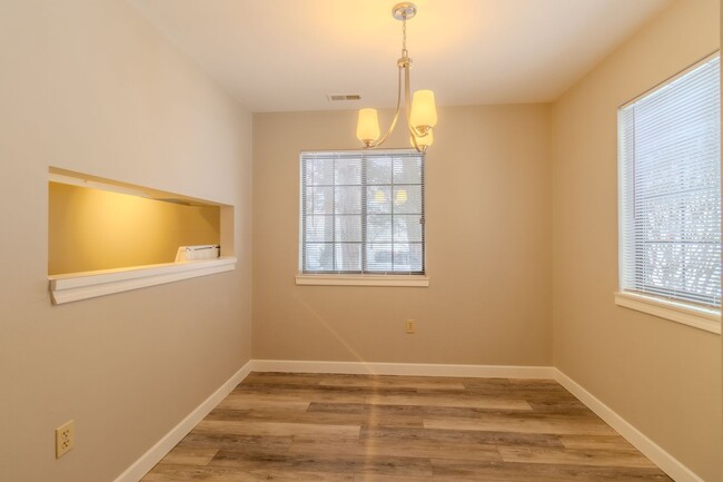 Building Photo - Charming, Updated Condo in Prime Downtown ...