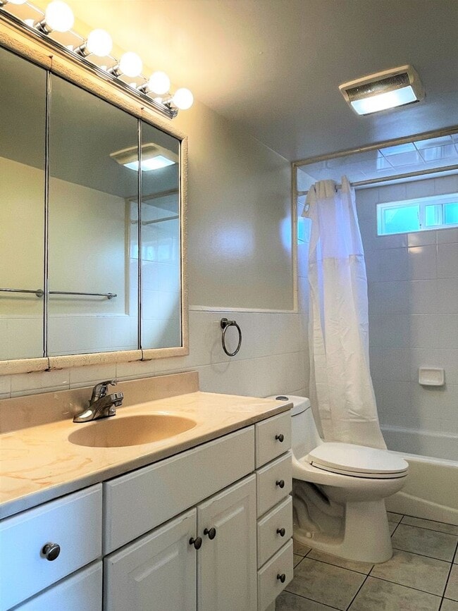 Building Photo - Beautiful 3 bedroom, 2 bathroom home in du...