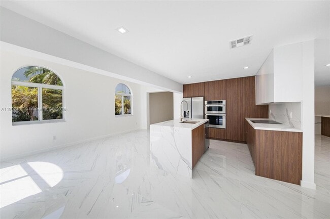 Building Photo - 242 Palm Ave