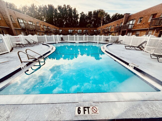 Building Photo - 2 Bed, 2.5 Bath Townhome