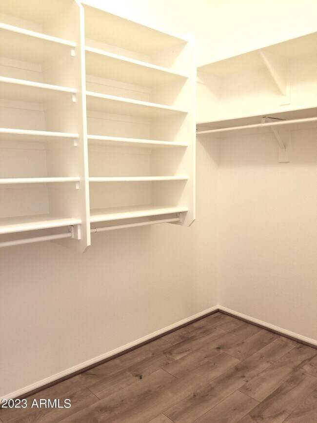 Building Photo - 712 E Marigold Pl