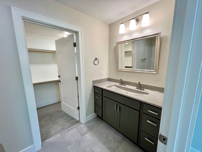 Building Photo - Newly built 3-bedroom duplex in Irvine Acres!