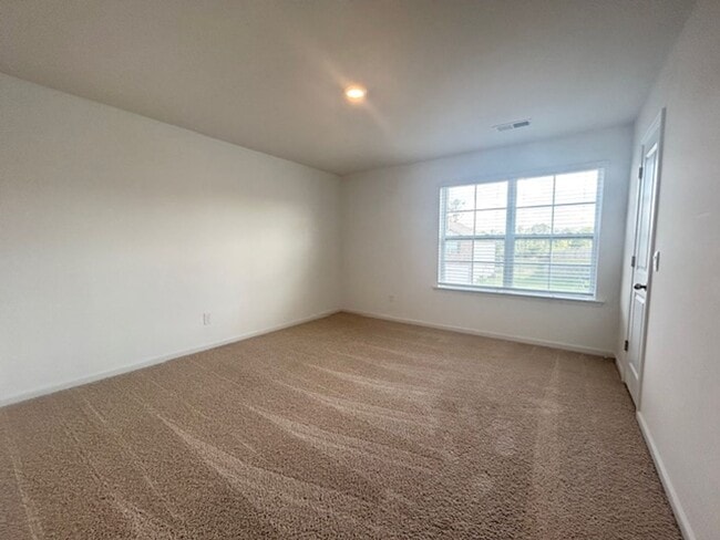 Building Photo - LARGE 4 BEDROOM IN NORTHEAST'S SPRING HAVE...
