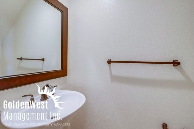 Building Photo - Elegant Dual Master 2Bdm 2.5Ba Townhome in...