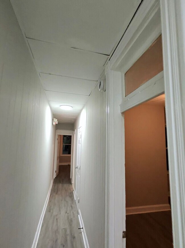 Building Photo - 7 Bedrooms 3.5 Bathrooms