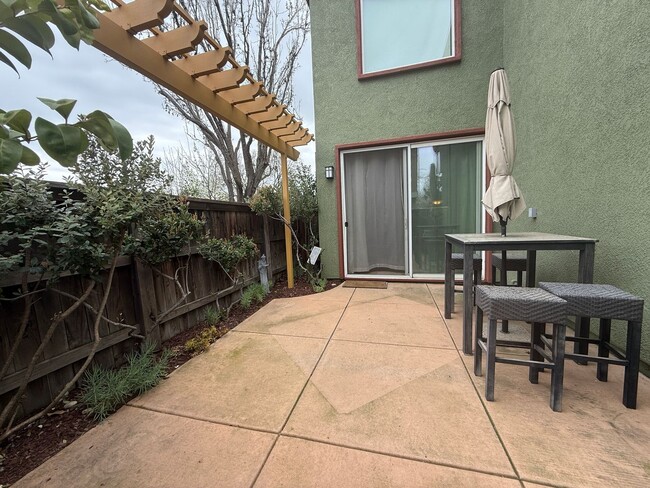 Building Photo - Modern 2 bedroom, 2.5 Bathroom Townhouse i...