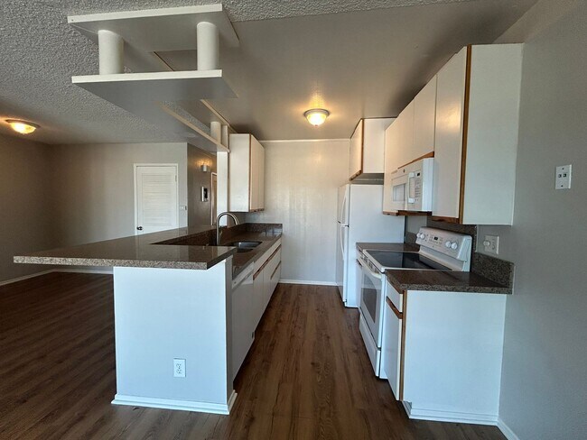 Building Photo - Just steps from the beach – enjoy ocean vi...