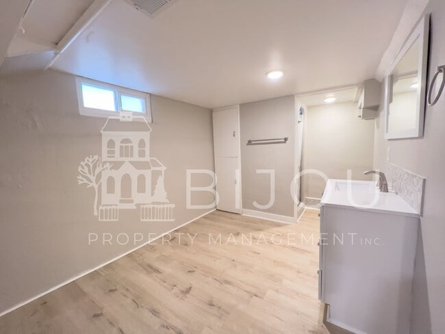 Building Photo - Located Close to Memorial Park!