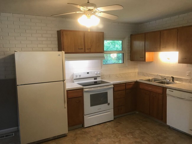 Kitchen - 3251 Bayvue Blvd