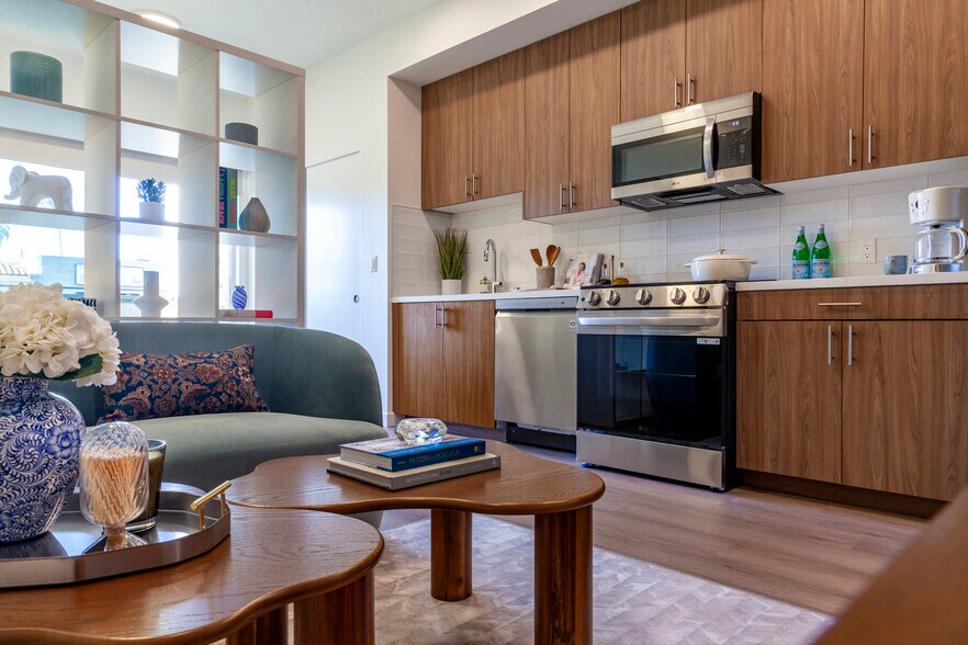 Building Photo - Pendant on Topanga