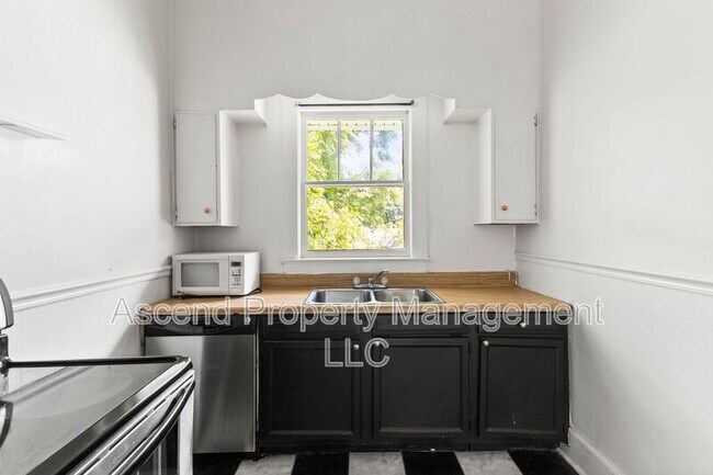 Building Photo - 1501 N Chamberlain Ave