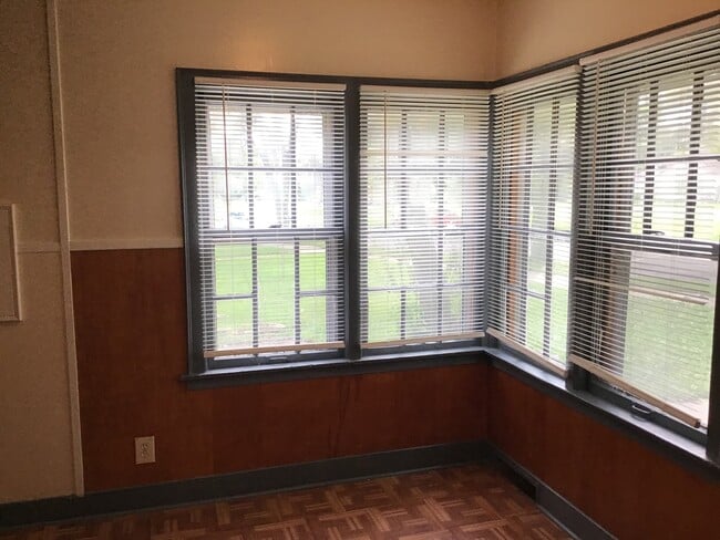 Building Photo - 2 Bedroom Single Family Home