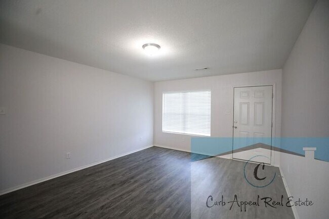 Building Photo - Beautiful 3 bed / 2 bath home with a fence...