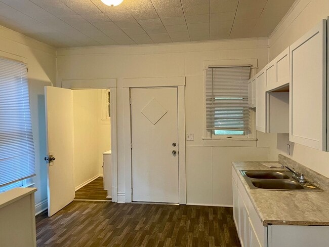 Building Photo - 3 Bed 1.5 Bath House - Section 8