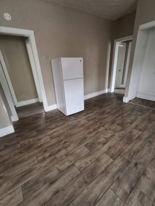 Building Photo - 1611 Main St