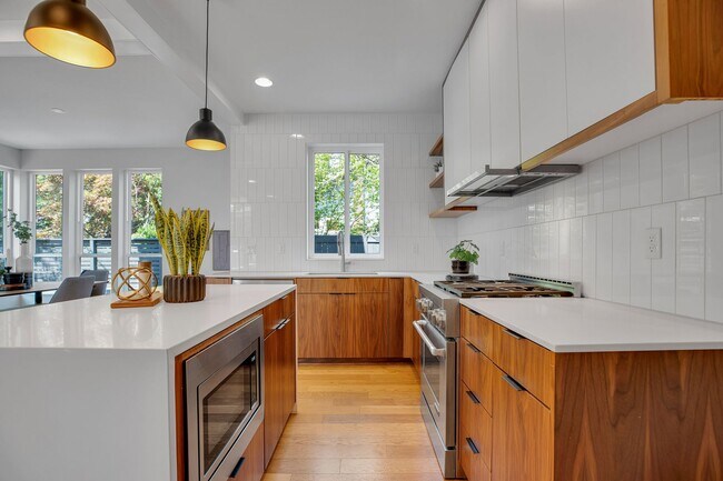 Building Photo - Urban Modern 5 Bedrooms, 3 1/2 Bathrooms, ...