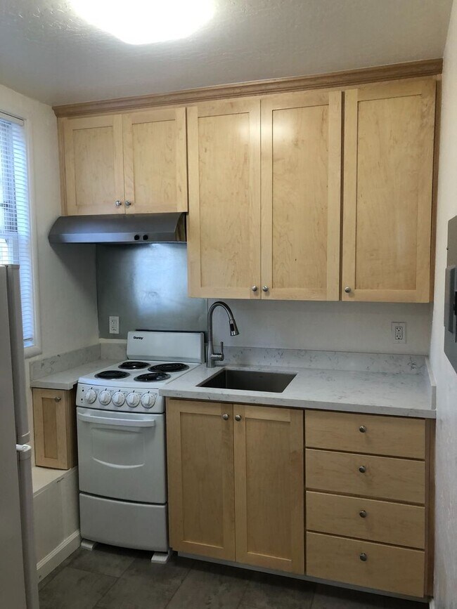 Building Photo - Fully Updated Studio ~Great Location near Campus~ North-Side Berkeley