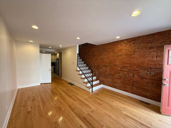 Building Photo - Charming Brick Rowhome Brewerytown