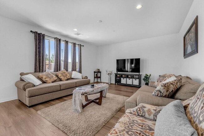 Building Photo - Spacious 5-Bedroom Home in Spencer’s Crossing – Murrieta - 6 Month - 1 Year or Lease To Own!