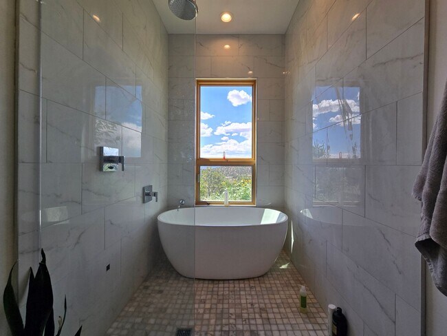 Building Photo - 2618 Summit Ct