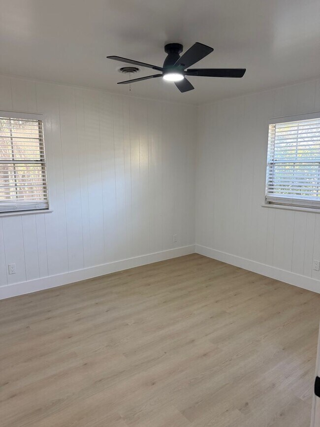 Building Photo - Charming Hill Country Home • Spacious Layout • Lake Travis Lifestyle