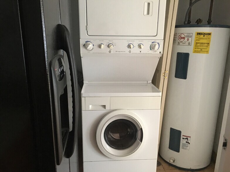 Building Photo - 147 Kelton St