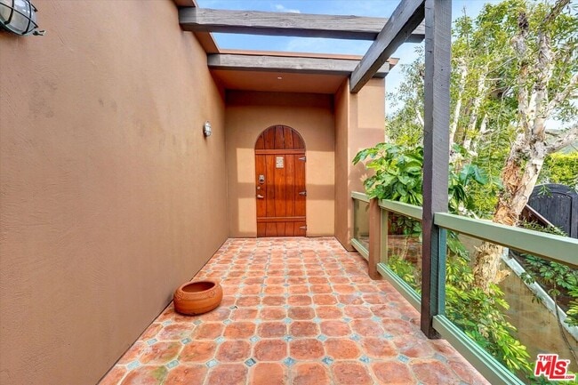 Building Photo - 3916 Rambla Orienta