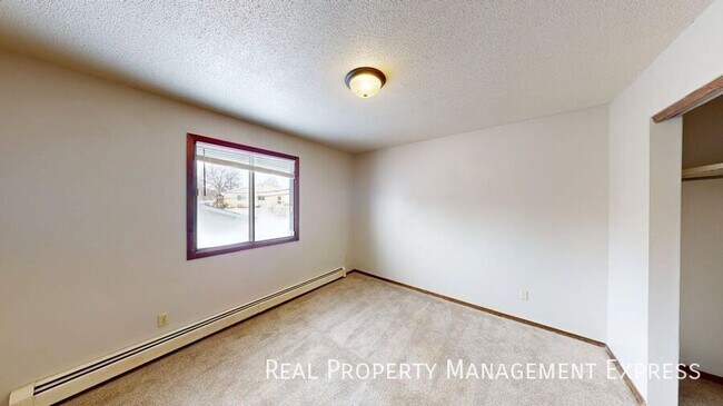 Building Photo - 2 Bed 1 Bath Apartment