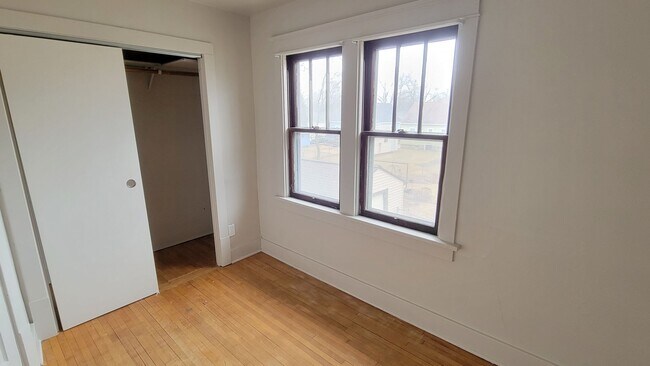 Building Photo - 2 bedroom/1 Bath duplex with large yard