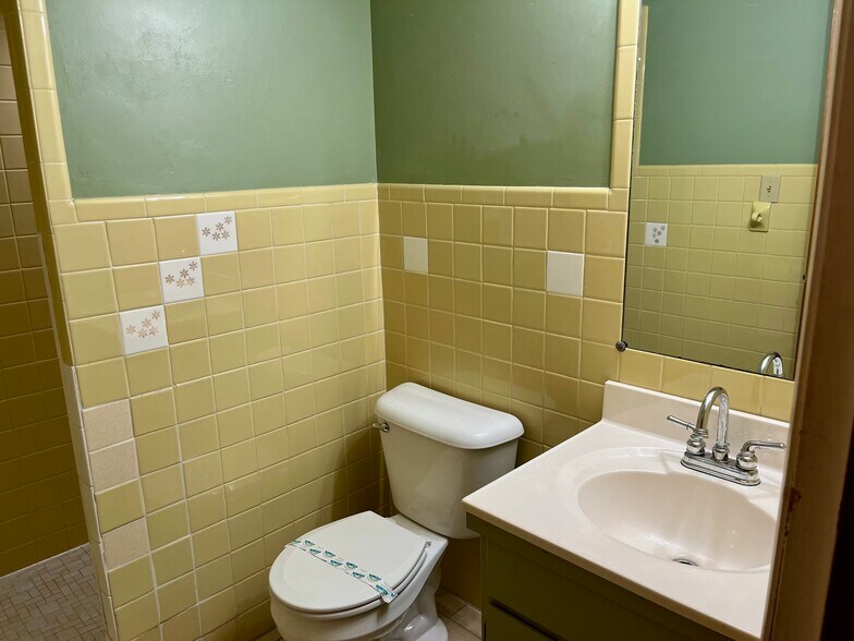 Building Photo - 221 Eisenhower Dr