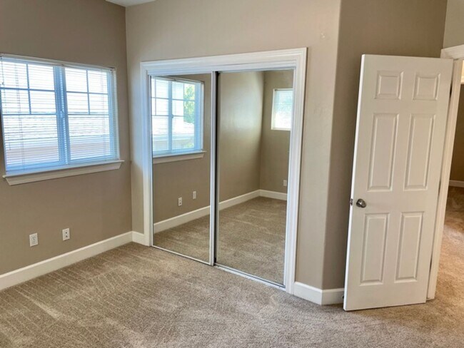 Building Photo - Newer 5 Bedroom House Close to Cal Poly