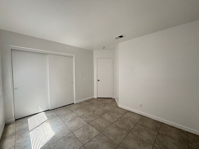 Building Photo - Renovated Spacious East Lancaster Single Story Home