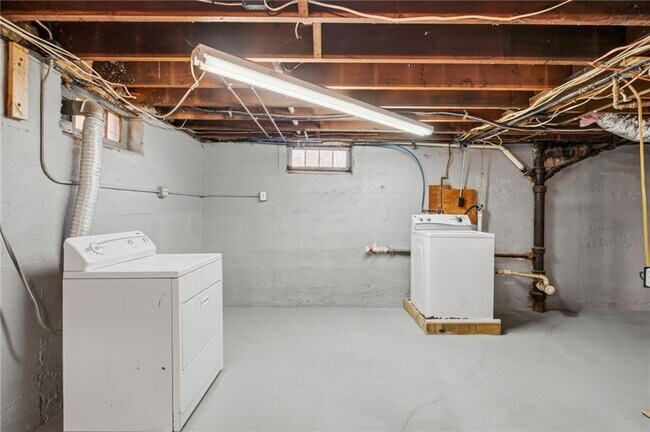 Building Photo - 21 Earlham Way