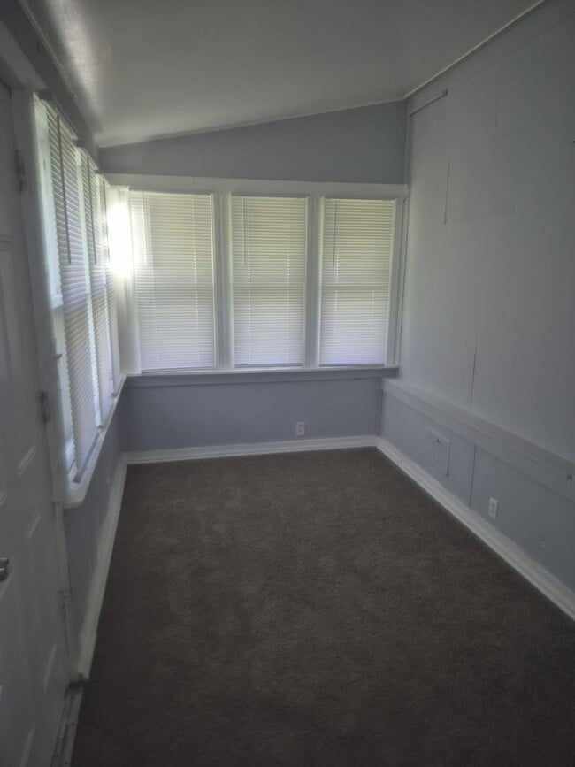 Building Photo - Updated Quaint Single Family Home Availabl...